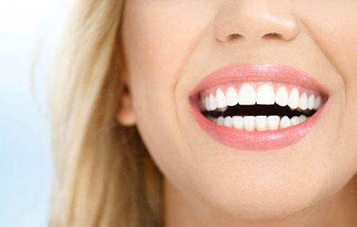 Totale cambiamento del sorriso. Completa ricostruzione dei denti